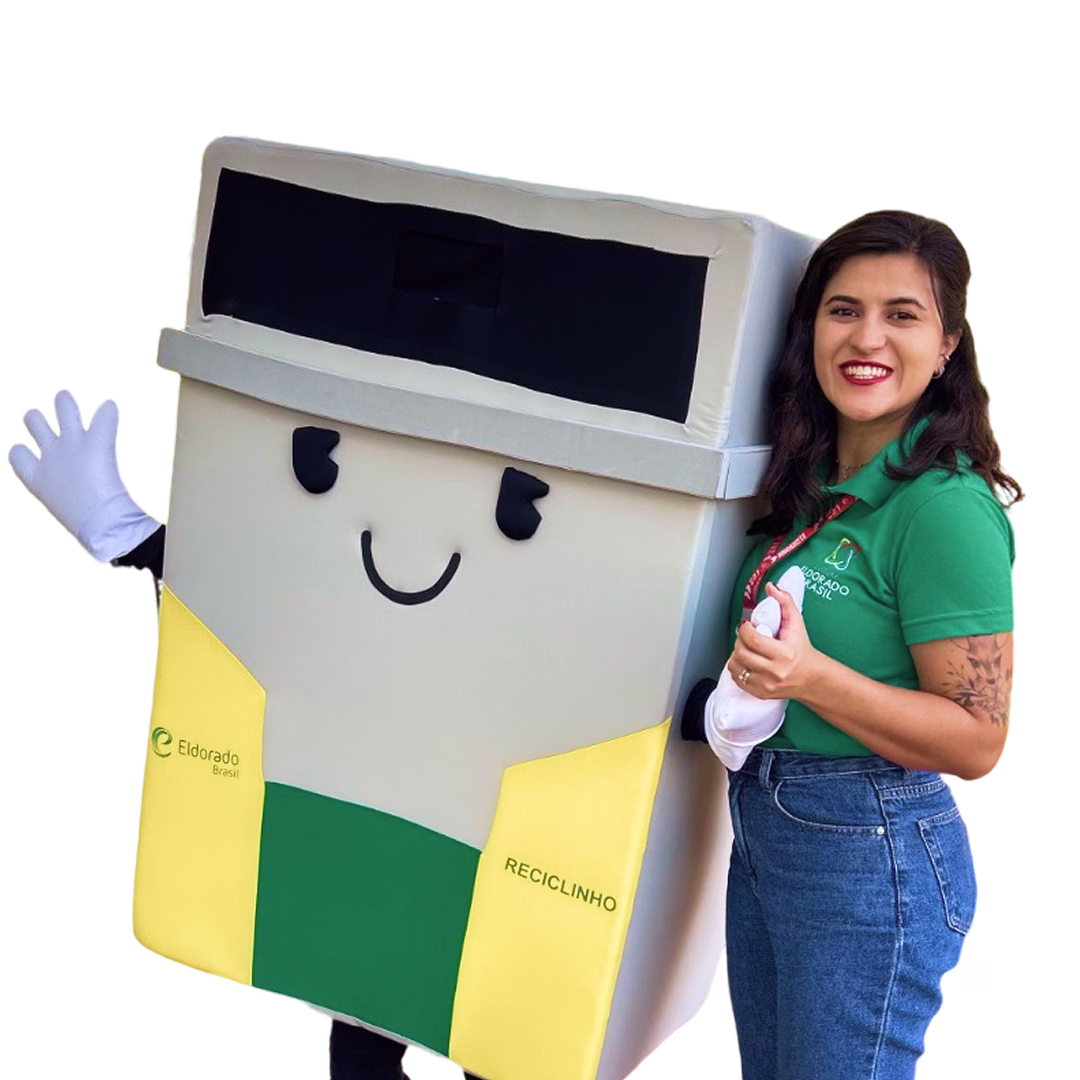 Smiling woman together with the Reciclinho mascot