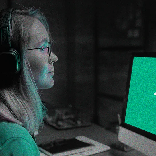 Mulher sorrindo enquanto acessa o site da Smarthis